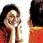 Une femme qui se regarde dans un miroir en souriant