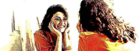 Et le côté négatif de la pensée positive, on en parle ?  Une femme qui se regarde dans un miroir en souriant