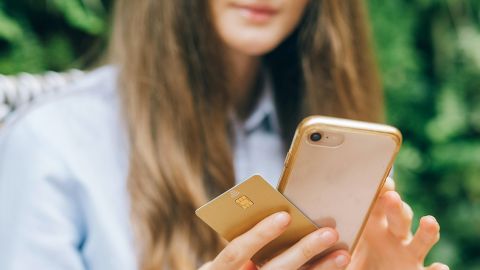 Les mains d'une jeune femme, tenant sa CB et son portable