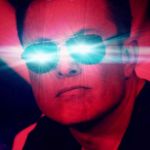 elon muske en filtre rouge avec les yeux bleu qui brillent.