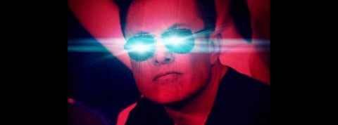 Pourquoi Elon Musk a-t-il plongé dans l'esthétique du Dark MAGA ? elon muske en filtre rouge avec les yeux bleu qui brillent.