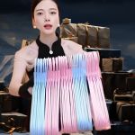 Zheng Xiangxiang pr"sentant des cintres en plastique rose et bleu