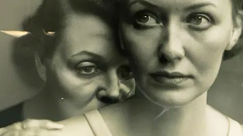 détail de The Electrician présentant deux femmes dans une photo sepia à l'esthétique début du 19e siècle, réalisée par IA