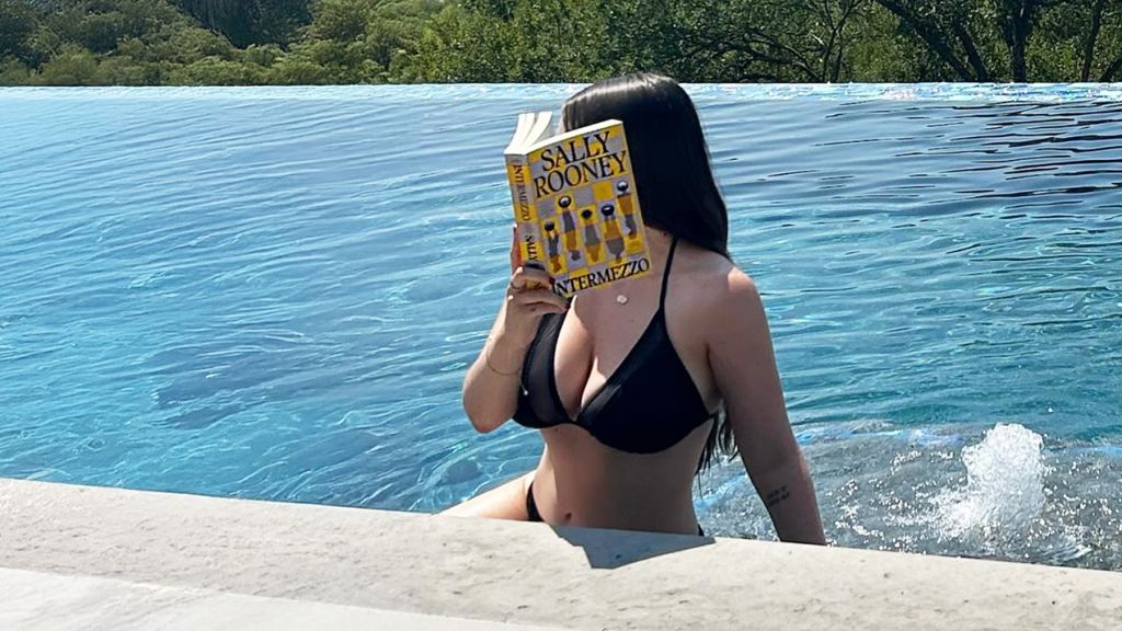 Intermezzo, le livre qui s’est hissé au rang d’accessoire tendance une jeune femme dans la mer qui lit un livre