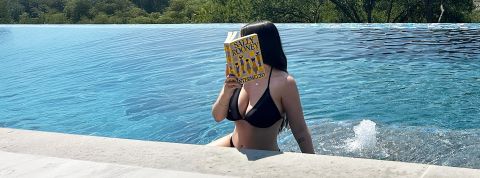 Intermezzo, le livre qui s’est hissé au rang d’accessoire tendance une jeune femme dans la mer qui lit un livre