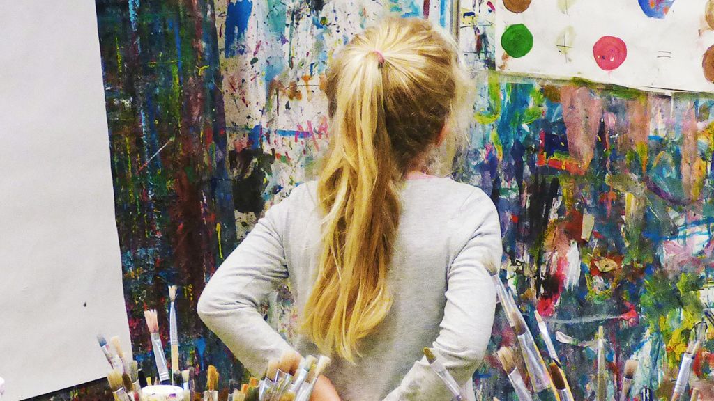 Tableau d'une enfant blonde de dos dans un atelier de peintre