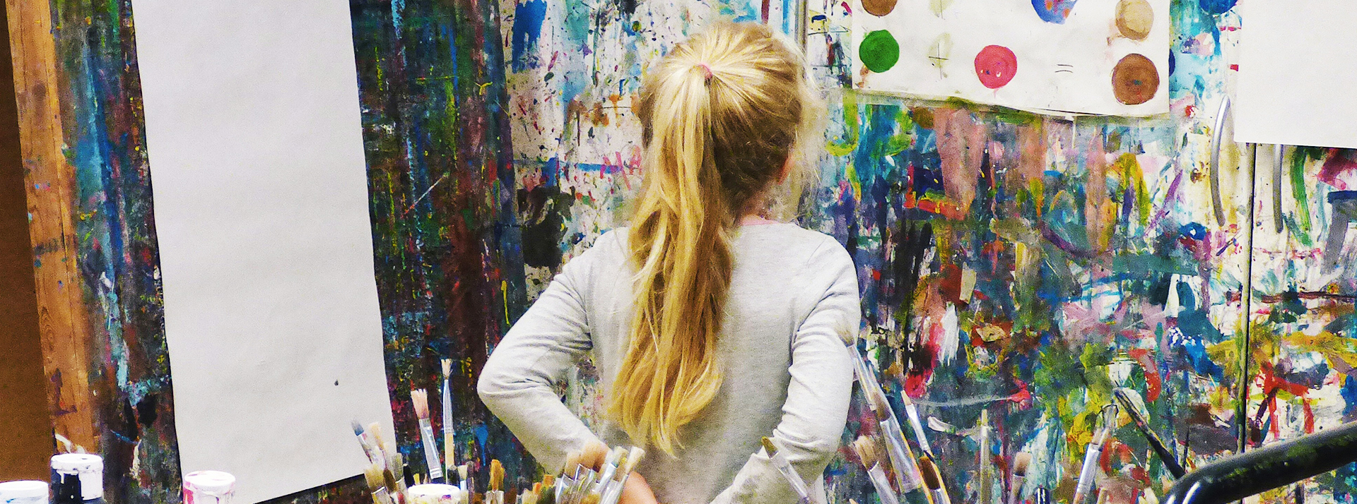 Révolte des artistes contre Instagram : Cara, le réseau social qui défie l'IA de Meta - L'ADN Tableau d'une enfant blonde de dos dans un atelier de peintre
