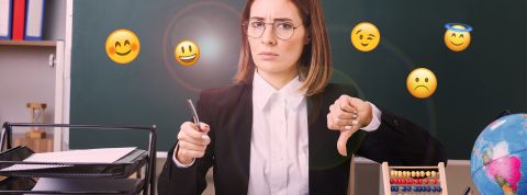 Les plateformes pédagogiques transforment « l’enseignant en community manager »  Une jeune prof devant un tableau, pouce en bas avec des émojis