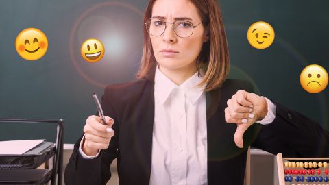 Une jeune prof devant un tableau, pouce en bas avec des émojis