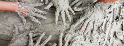 Et si on fabriquait nos propres sextoys ? Plusieurs paires de mains pleines d'argile en contact d'argile