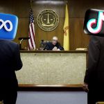 Un juge et deux personnes de dos dont les têtes ont été changées par les logos Meta et TikTok