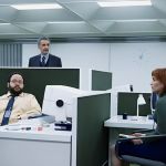 Image issue de la série "Severance" avec des employés de bureau