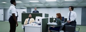 Image issue de la série "Severance" avec des employés de bureau