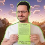 David-Julien Rahmil tenant son livre sur un paysage Minecraft shader
