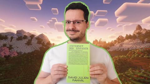 David-Julien Rahmil tenant son livre sur un paysage Minecraft shader