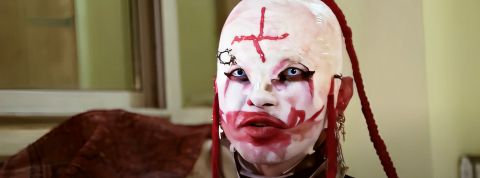 Sparks Stories : l’ancienne rédaction de l’émission culte Tracks débarque sur YouTube une drag queen horrifique