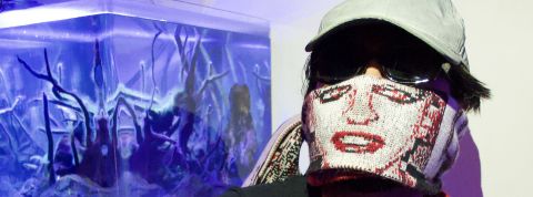 Quand ils arrivent en ligne Un troll masqué