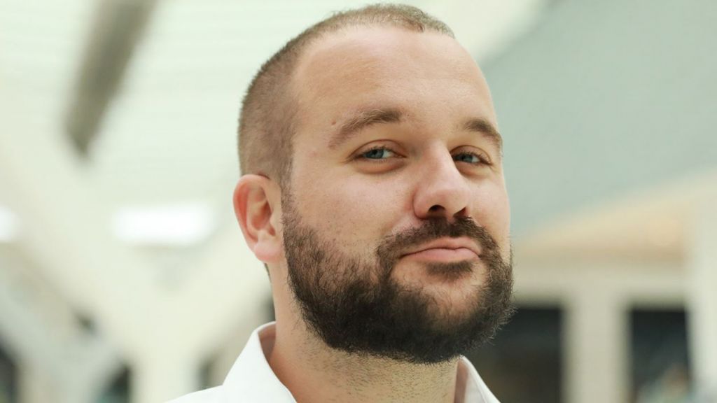 un homme barbu