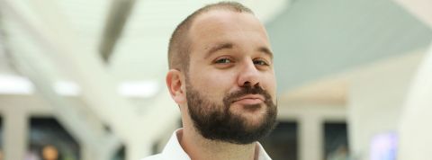 Vincent Flibustier, le troll qui énerve les autres trolls un homme barbu