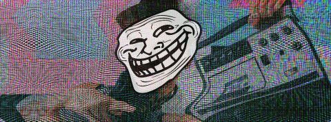 Quand ils arrivent en ligne, partie 2 : la rhétorique de l’énervement une troll face qui tient un ghetto blaster