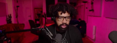 grunt un homme noir avec des dreads devant un micro