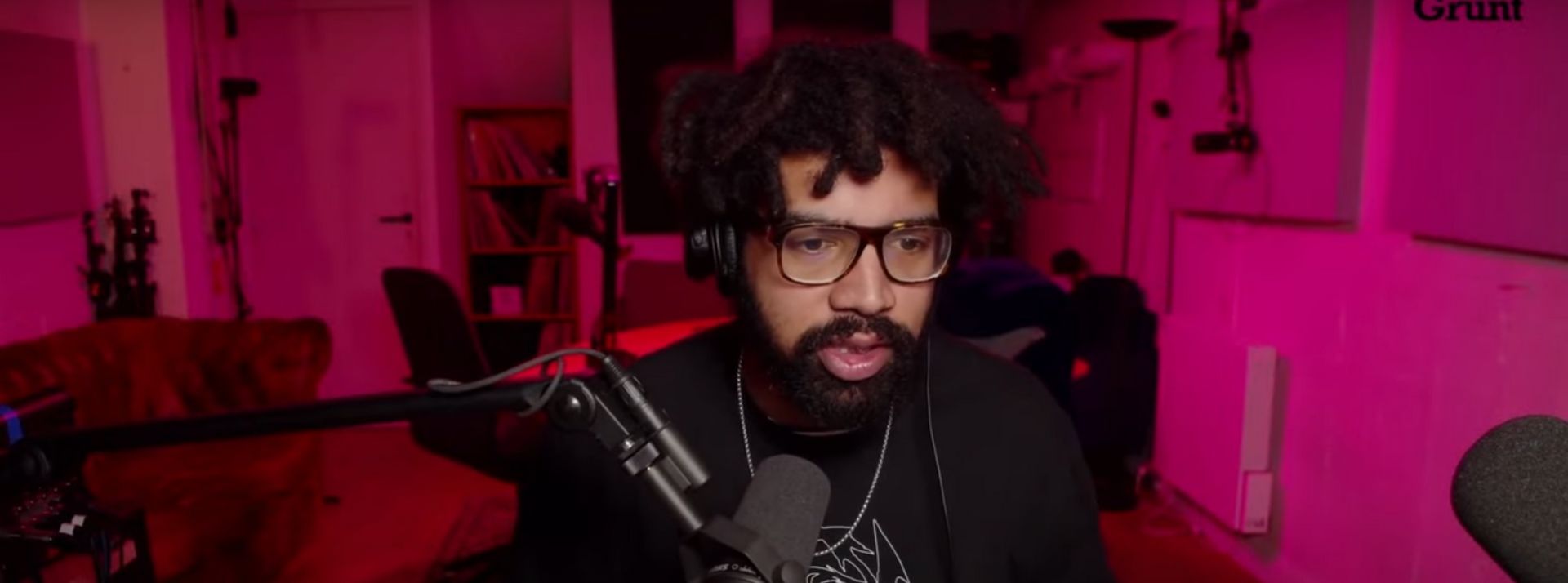 grunt - L'ADN un homme noir avec des dreads devant un micro