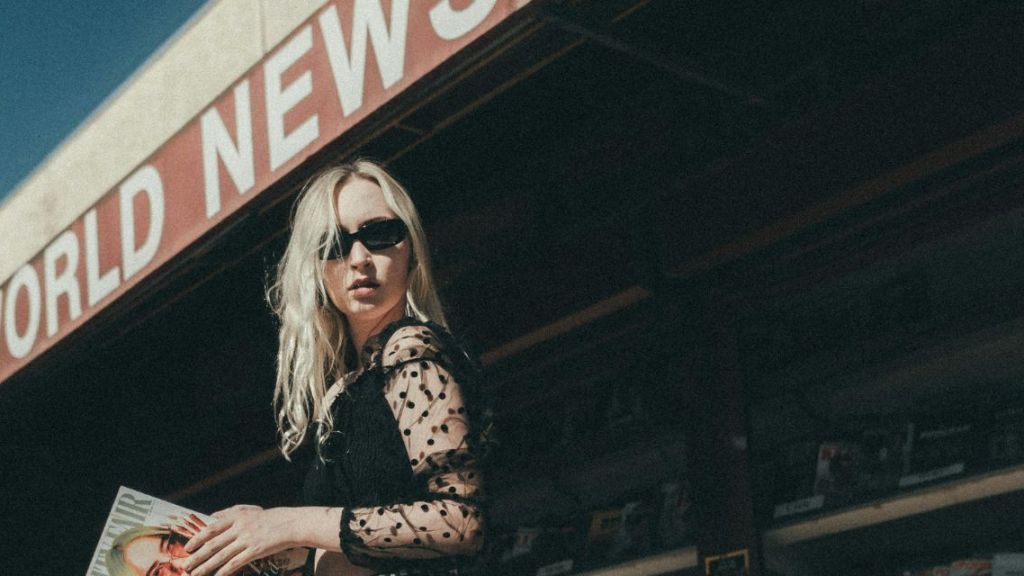 une femme avec un magazine dans les mains