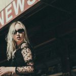 une femme avec un magazine dans les mains