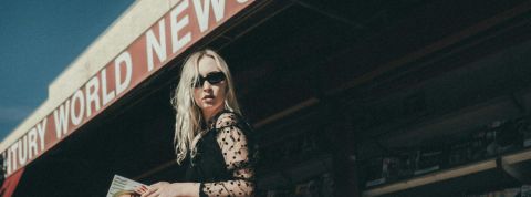 Jinfluenceurs, la fin d'Hollywood, la bulle de l'IA : ce qui va se passer dans les médias et la tech en 2025 une femme avec un magazine dans les mains