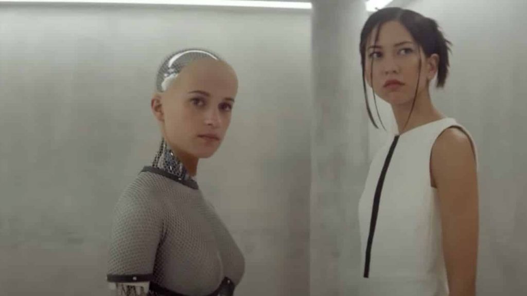 deux femmes robot regardent la caméra