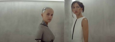 robot deux femmes robot regardent la caméra