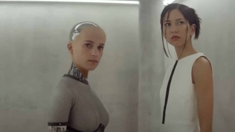 deux femmes robot regardent la caméra