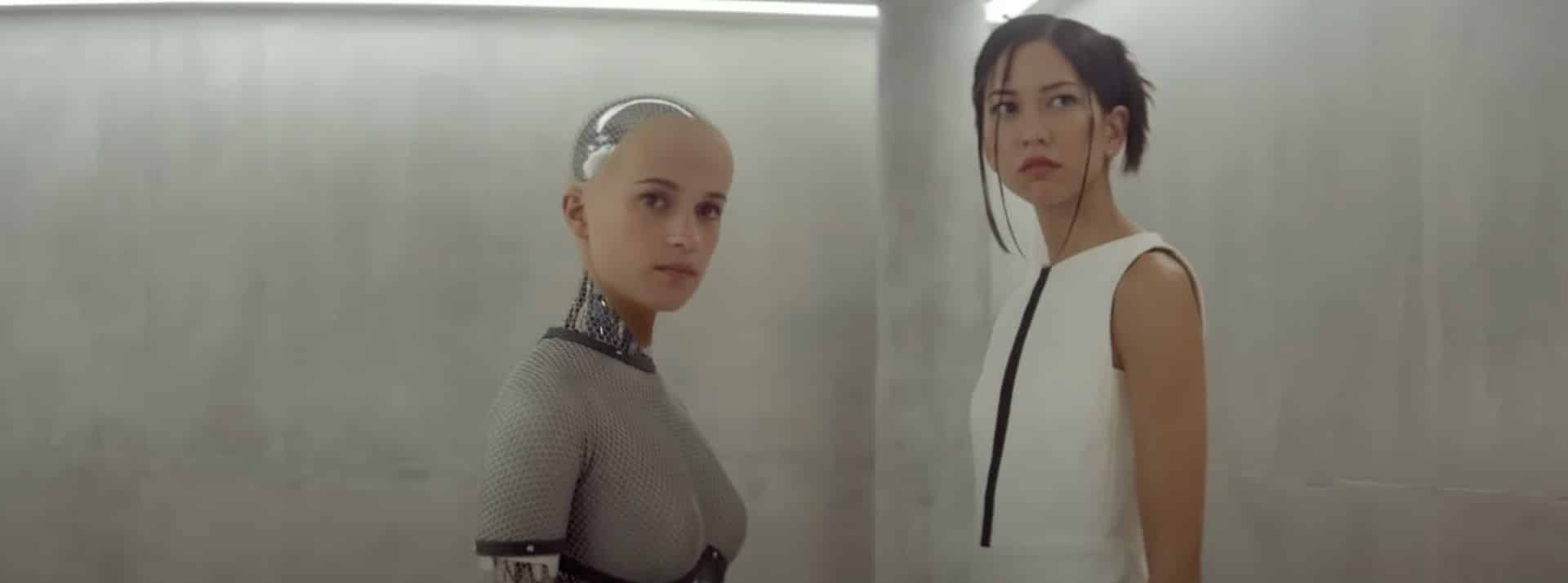 robot - L'ADN deux femmes robot regardent la caméra