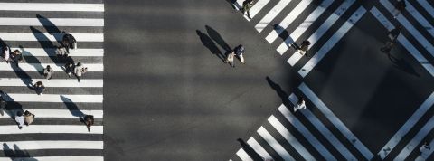 ryoji-iwata (3) pietons traversant la rue, vue du dessus