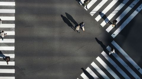 pietons traversant la rue, vue du dessus