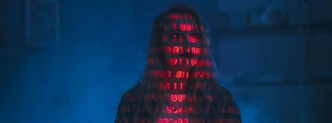 securite-2 femme sur fond foncé avec écritures numériques sur le visage