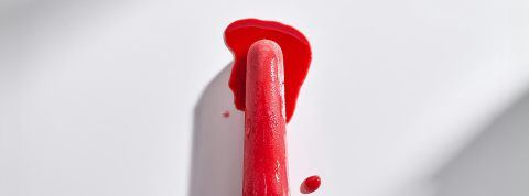 Du sang sur les lèvres : Du jus de Yoni au rouge à lèvres menstruel de Rihanna un doigt rouge sang