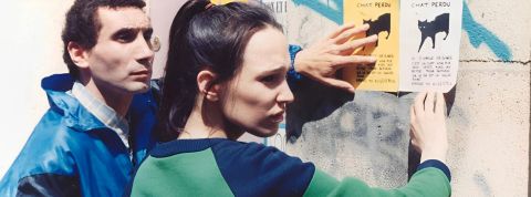 Télépathie animale : Quand les escrocs vous promettent de retrouver votre Médor Une fille qui a perdu son chat colle des affiches. Image issue du film - Chacun cherche son chat - de Klapisch