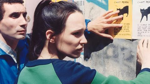 Une fille qui a perdu son chat colle des affiches. Image issue du film  - Chacun cherche son chat -  de Klapisch