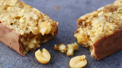 Still life d'une barre protéinée aux cacahuètes