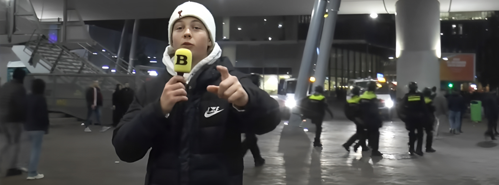 Qui est BenderBij, le reporter de 16 ans qui a suivi les affrontements d’hooligans israéliens à Amsterdam - L'ADN une jeune garçon au bonnet blanc devant un stade