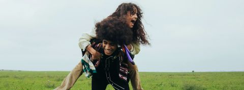 Pourquoi les childfree sont perçus comme des angoissés du climat ou de gros égoïstes ? Un jeune couple s'amuse dans un champ