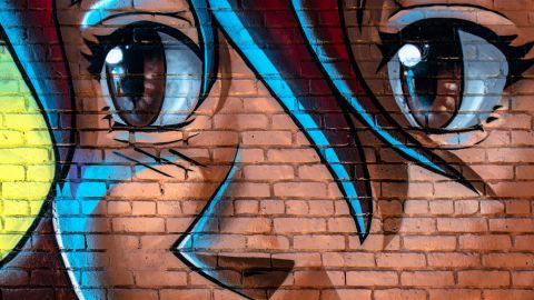 Un personnage de manga sur un mur en brique