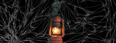 Aleph GM Search, l'outils de cartographie français qui révèle les noirceurs du Dark Web Une main qui sort du noir avec une lanterne