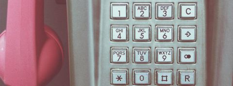 Vous aussi, vous avez des envies de déconnexion ? 5 conseils pour sortir la tête des écrans Un vieux clavier de cabine téléphonique avec un combiné rose