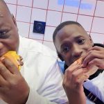 Ritchie et Golo mangent des burgers
