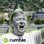 Trump en t-shirt blanc avec logo Rumble devant le Capitole