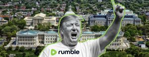 Trump en t-shirt blanc avec logo Rumble devant le Capitole