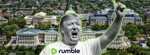 Rumble, le YouTube trash qui a remporté l'élection américaine Trump en t-shirt blanc avec logo Rumble devant le Capitole