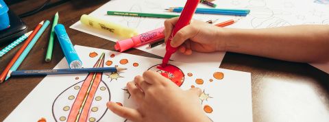 Que proposent ces «coachs de fonctions exécutives » que les parents s'arrachent ? Gros plan sur les mains d'un enfant qui dessine